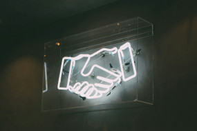 Handshake Neonlicht