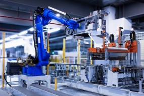 Roboterarm in Fabrik