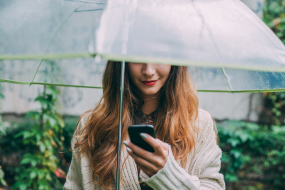 Frau mit Regenschirm