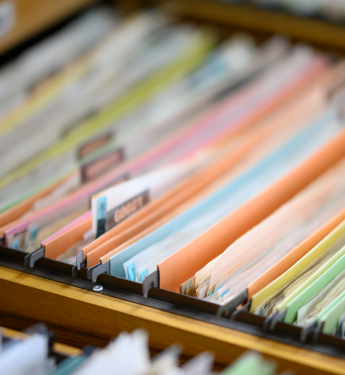 Bunte Akten in Aktenschrank