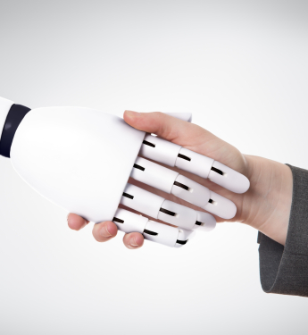 Roboter und Mensch geben sich die Hand