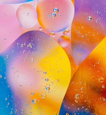 Ballonartige Formen in bunten Farben und Wassertropfen