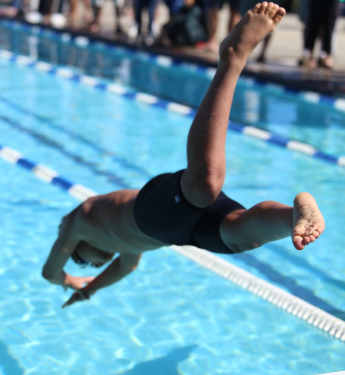 Mann springt in Schwimmbecken