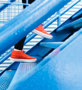 rote Schuhe auf blauer Treppe