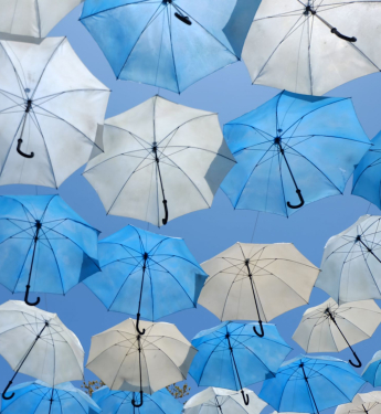 weiße und blaue Regenschirme von unten