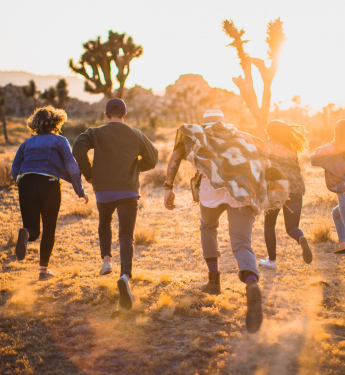 fünf Menschen rennen durch Nationalpark