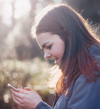 junge Frau mit Smartphone