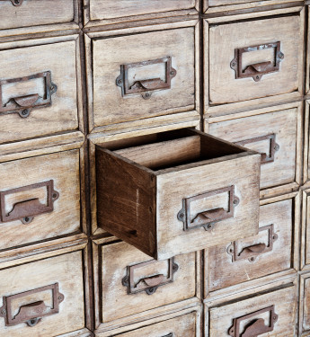herausgezogene Schublade in altem Schrank