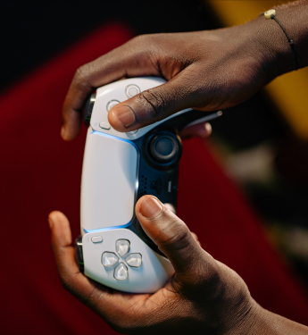 Person spielt mit Playstation 5