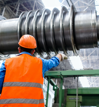 Arbeiter in der Produktion vor einer Maschine