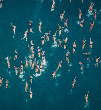 Schwimmwettbewerb im Meer von oben