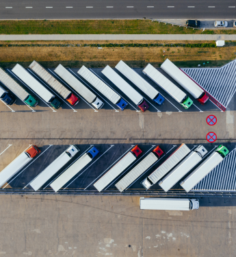 LKW auf einem Rastplatz