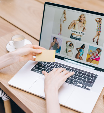 Frau am Laptop beim Online-Shopping