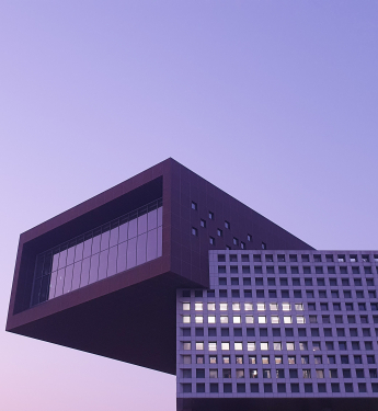 Gebäude vor lila Himmel