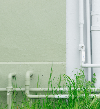 Rohre hinter einer Wiese