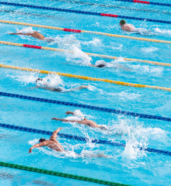 Wettschwimmen auf Bahnen