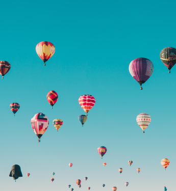 Bunte Heißluftballons am Himmel
