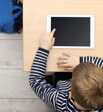 Kind in der Schule mit Tablet