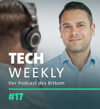 Ein Mann in einem hellblauen Hemd lächelt, während im Hintergrund ein anderer Mann mit Kopfhörern zu sehen ist. Text auf dem Bild: "TECH WEEKLY - Der Podcast des Bitkom #17".