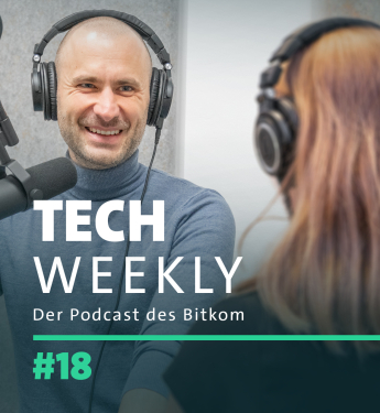  Ein Mann mit kahlem Kopf und Bart, der Kopfhörer trägt und in ein Mikrofon spricht, sitzt neben einer Frau mit langem braunen Haar, die uns den Rücken zukehrt. Über dem Bild steht "TECH WEEKLY", gefolgt von "Der Podcast des Bitkom" und der Nummer "#18".