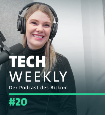 Podcast-Moderatorin lächelt, während sie im Studio in ein Mikrofon spricht. Sie trägt Kopfhörer und sitzt einem unscharfen Gesprächspartner gegenüber. Das Bild trägt die Überschrift 'TECH WEEKLY' und die Folgennummer #20, repräsentiert als Podcast des Bitkom.