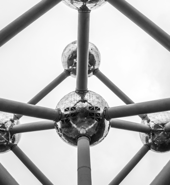 Ein Foto von dem Atomium in Brüssel als Sinnbild für den EU AI Act, für den der Get Started Guide entwickelt wurde.