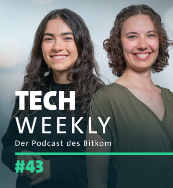 Cover der Folge 43 von Tech Weekly zum Thema Auslaufender Digitalpakt und Stimmabgabe übers Handy mit Bitkom-Bildungsexpertin Leah Schrimpf und Esther Steverding, Bitkom-Expertin für den Public Sector