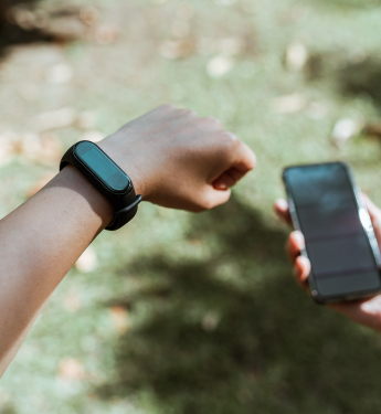 Smartwatch mit Telefon beim Joggen