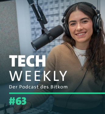 Cover der 63. Folge des Bitkom-Podcast von Tech Weekly zum Thema KI-Einsatz in Schulen und Behörden mit Leah Schrimpf, Bildungsexpertin des Bitkom