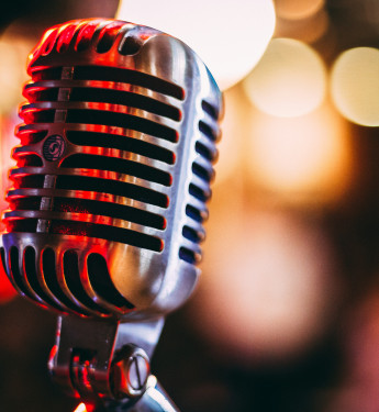 Mikrofon vor unscharfem Hintergrund und leuchtenden Farben