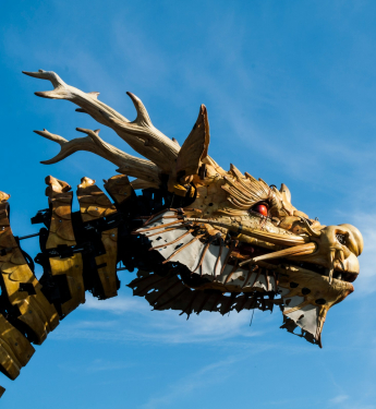 Mechanischer Drachenkopf vor blauem Himmel