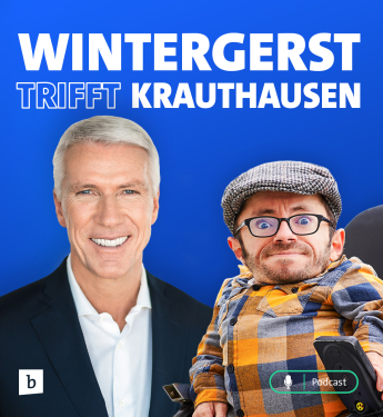 Wintergerst und Krauthausen vor blauem Hintergrund, mit Mikrofonen und Podcast-Titel „Wintergerst trifft Krauthausen“.
