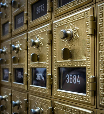 Viele kleine Bankschließfächer nebeneinander