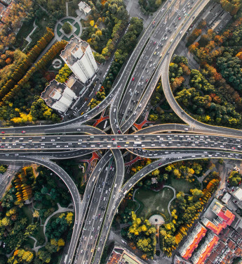 Straßennetz von oben bei Tag