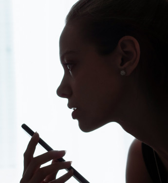 Frau spricht mit KI-Sprachassistent