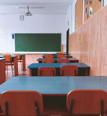 Klassenzimmer mit Tafel und Holzverkleidung