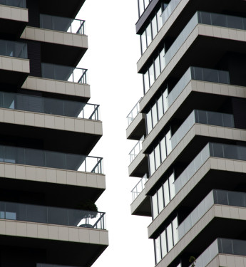 Moderne Wohnhochhäuser mit versetzten Balkonen