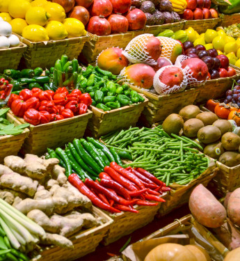 Gemüse-Frischetheke in einem Supermarkt
