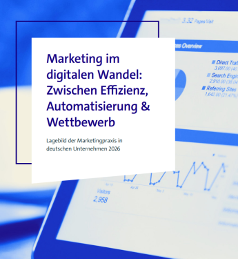Digitale Präsentation auf einem Tablet mit Diagrammen und Statistiken zu Besucherzahlen. Stift auf Holzoberfläche.