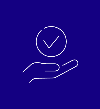 Icon Digitale Souveränität: Weiße Hand hält runde Form mit Häkchen auf dunkelblauem Hintergrund.