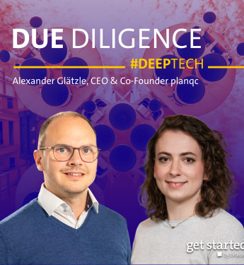 Zwei Personen vor buntem, abstraktem Hintergrund. Text: "DUE DILIGENCE #DEEPTECH" und "Alexander Glätzle, CEO & Co-Founder planqc".