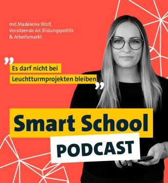 Frau mit blonden Haaren in schwarzer Bluse und Brille vor rotem Hintergrund mit geometrischen Mustern. Text: „Smart School PODCAST“.