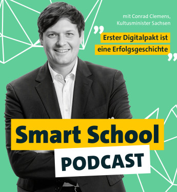 Mann in Anzug mit Krawatte vor grünem Hintergrund. Text: „Smart School PODCAST“ und Zitat über Digitalpakt.