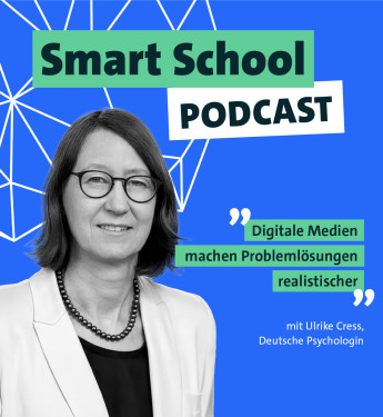 Frau mit Brille in hellem Blazer vor blauem Hintergrund. Text: "Smart School PODCAST" und "mit Ulrike Cress".