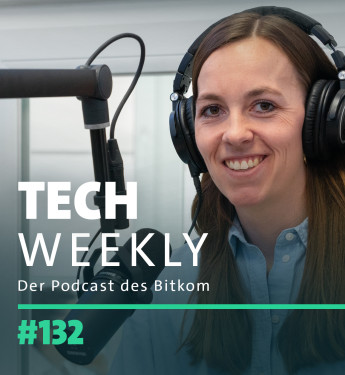 Person mit Kopfhörern spricht ins Mikrofon, trägt hellblaues Hemd. Hintergrund: helle Wände, Fenster. Text: "TECH WEEKLY", "Der Podcast des Bitkom", "#132".