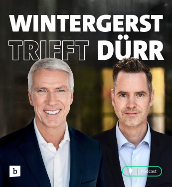 Zwei Männer stehen nebeneinander, lächeln in die Kamera. Text oben: „WINTERGERST TRIFFT DÜRR“. Mikrofon-Symbol unten rechts.