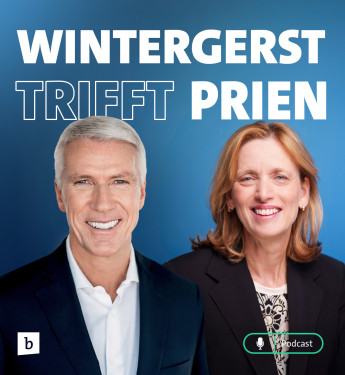 Mann mit grauen Haaren und Frau mit braunen Haaren vor blauem Hintergrund, Text: „WINTERGERST TRIFFT PRIEN“, Mikrofon-Symbol.