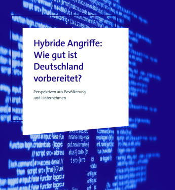 Blauer Hintergrund mit Codezeilen. Weißes Textfeld oben links: „Hybride Angriffe: Wie gut ist Deutschland vorbereitet?“