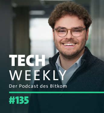 Lächelnder Mann mit lockigem, braunem Haar und Brille, vor unscharfem Hintergrund. Text: „TECH WEEKLY“ und „#135“.