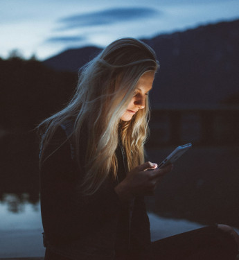 Frau mit Smartphone